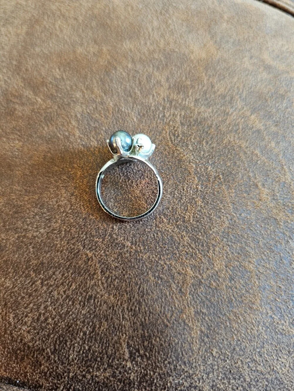 Vtg two-tone pearl ring crafted with a bypass or crossover design Sz 6.75